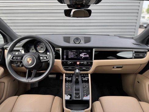 Certified 2025 Porsche Macan image 15