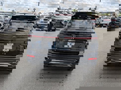 New 2025 Volkswagen Taos SE image 4