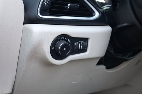 Used 2018 Chrysler Pacifica Touring-L image 11