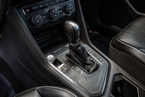 Used 2018 Volkswagen Tiguan SEL Premium w/ R-Line Package image 18