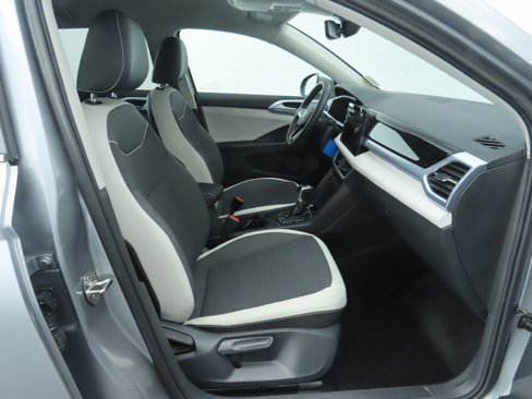 Certified 2025 Volkswagen Taos SE w/ Black Wheel Package image 21