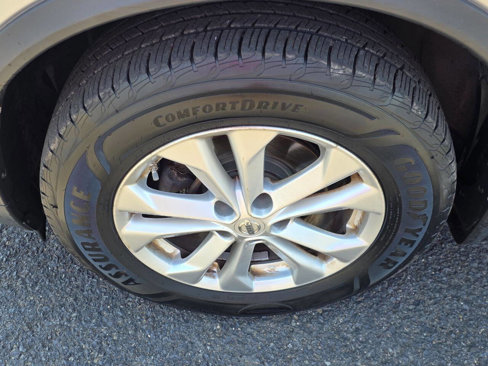 Used 2015 Nissan Rogue SV w/ SV Premium Package image 27