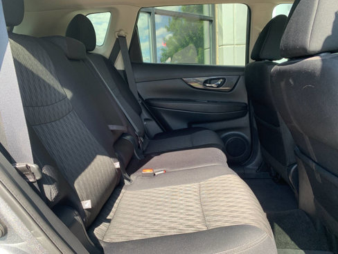 Used 2018 Nissan Rogue SV w/ Premium Package image 12