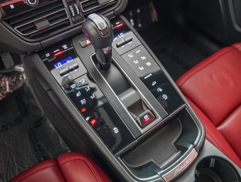 Certified 2024 Porsche Macan image 20