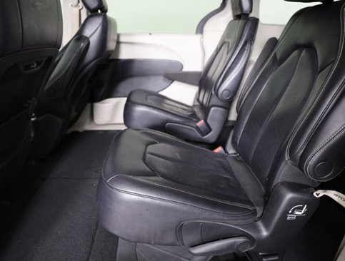Used 2022 Chrysler Pacifica Touring-L image 9