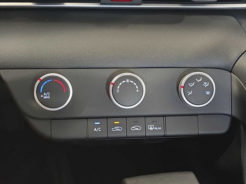 Used 2025 Hyundai Elantra SE image 24