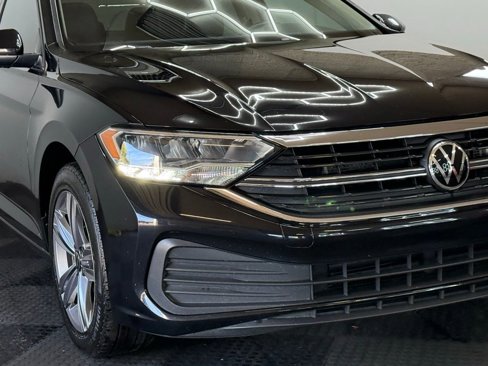 Used 2022 Volkswagen Jetta SE image 2