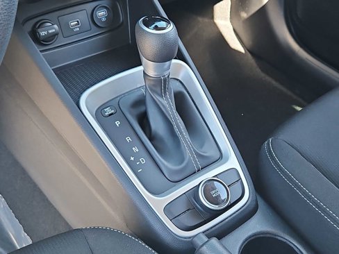 Used 2020 Hyundai Venue SEL image 30