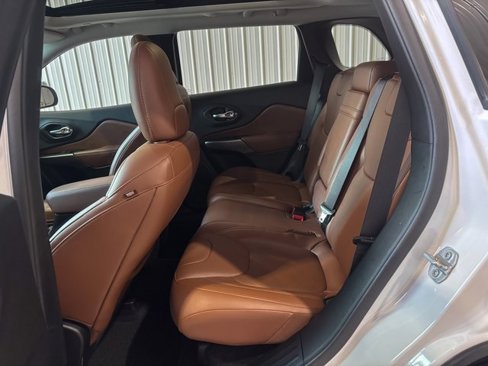 Used 2019 Jeep Cherokee Overland w/ Technology Group image 16