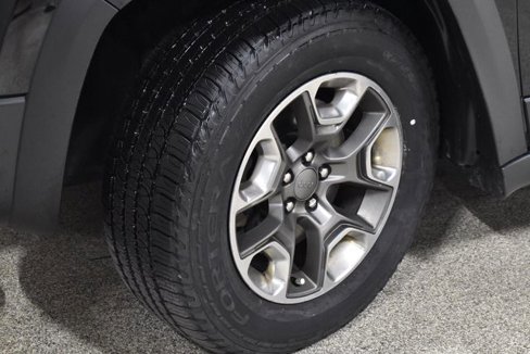 Used 2019 Jeep Cherokee Trailhawk image 10