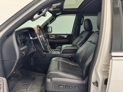 Used 2016 Lincoln Navigator Reserve image 17