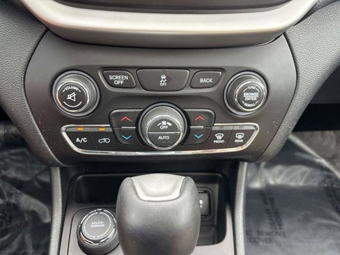 Used 2015 Jeep Cherokee Limited image 22