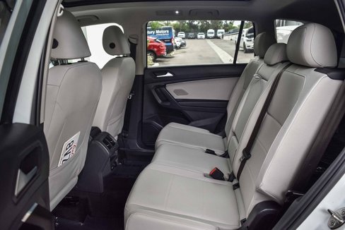 Used 2021 Volkswagen Tiguan SE w/ Panoramic Sunroof Package image 18