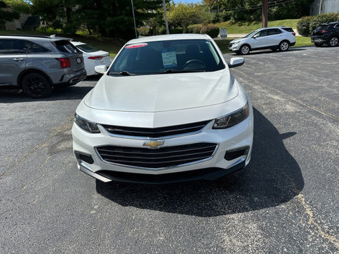 Used 2017 Chevrolet Malibu LT image 3