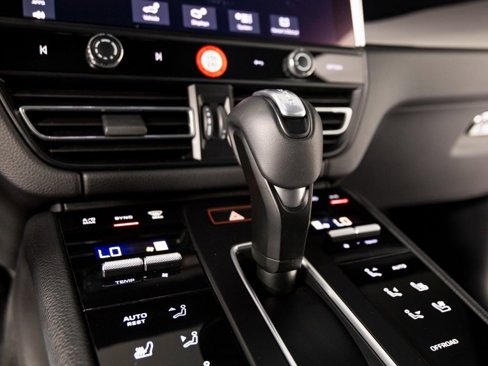 Certified 2025 Porsche Macan image 23