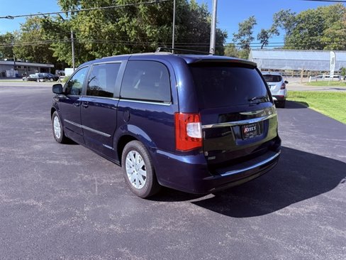 Used 2015 Chrysler Town & Country Touring image 10