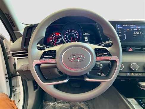 Used 2022 Hyundai Elantra SE image 11