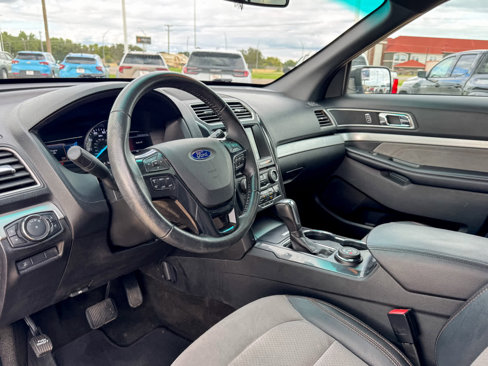 Used 2017 Ford Explorer XLT w/ XLT Technology Feature Bundle image 13