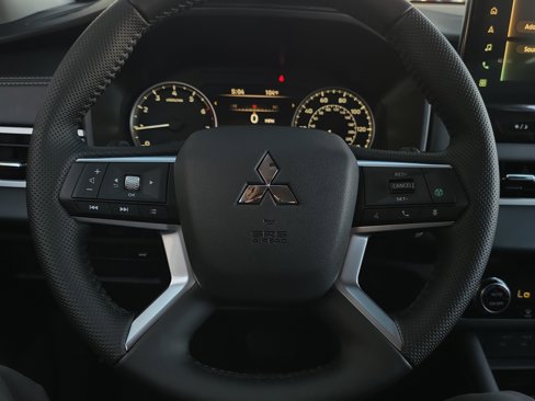 New 2025 Mitsubishi Outlander SE image 10