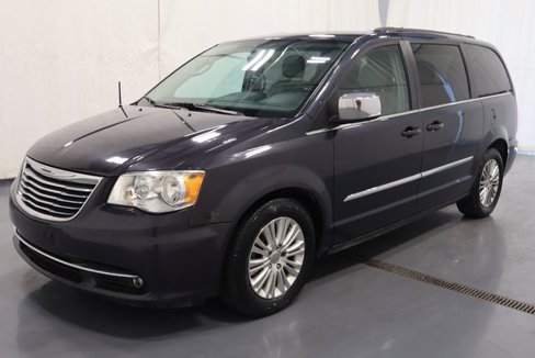 Used 2013 Chrysler Town & Country Touring-L image 6