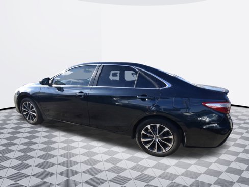 Used 2017 Toyota Camry SE image 3