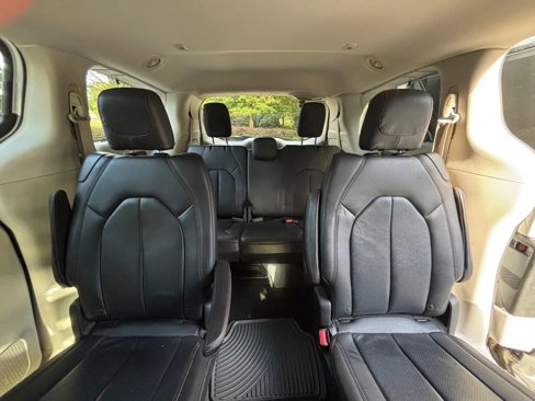 Used 2018 Chrysler Pacifica Touring-L image 10