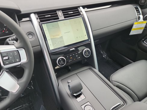New 2025 Land Rover Discovery S image 15