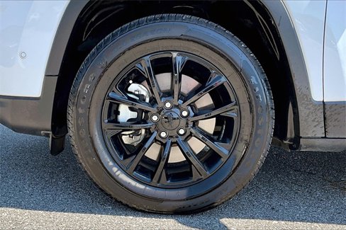 Used 2023 Jeep Cherokee Altitude Lux image 34
