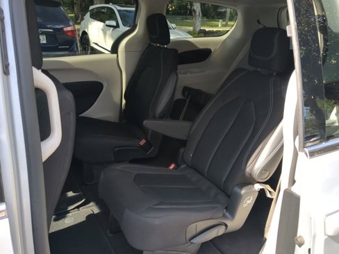 Used 2022 Chrysler Voyager LX image 12