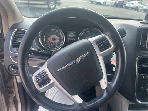 Used 2014 Chrysler Town & Country Touring-L w/ Driver Convenience Group image 8