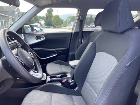 Used 2022 Kia Soul LX image 9