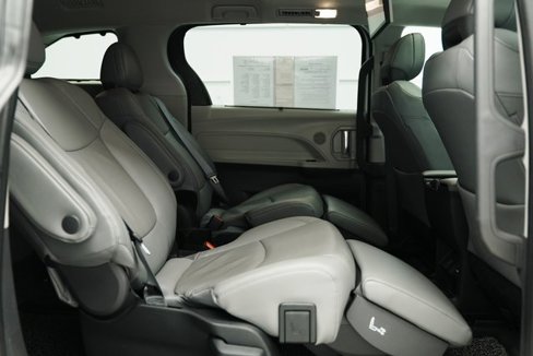 Used 2024 Toyota Sienna Limited image 29
