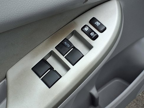 Used 2013 Toyota Corolla LE image 12