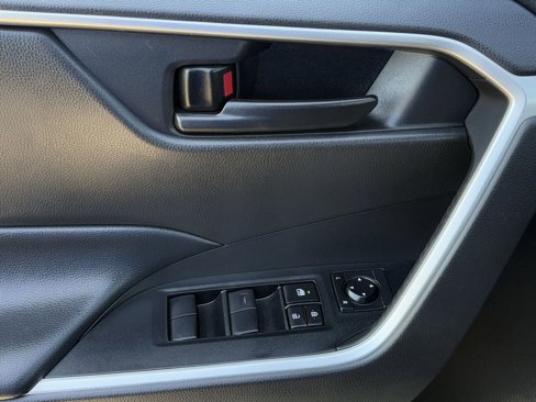 Used 2022 Toyota RAV4 LE image 22