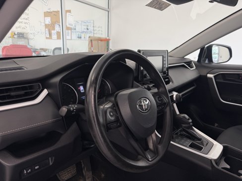 Used 2020 Toyota RAV4 LE image 10