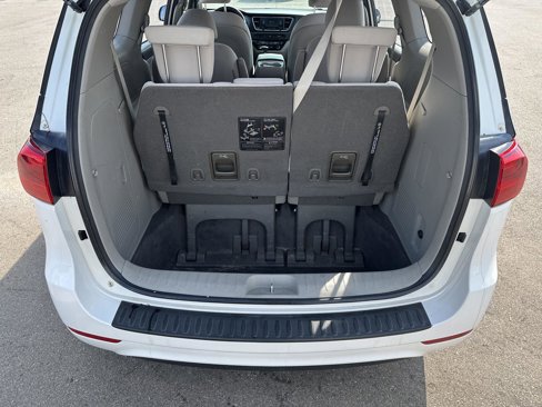 Used 2018 Kia Sedona L image 6