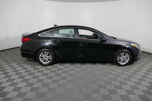 Used 2017 Hyundai Sonata SE image 2
