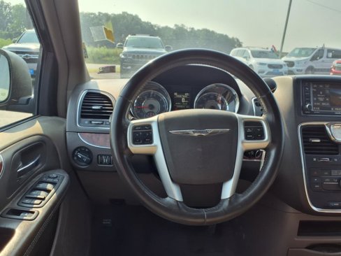 Used 2016 Chrysler Town & Country Touring image 5