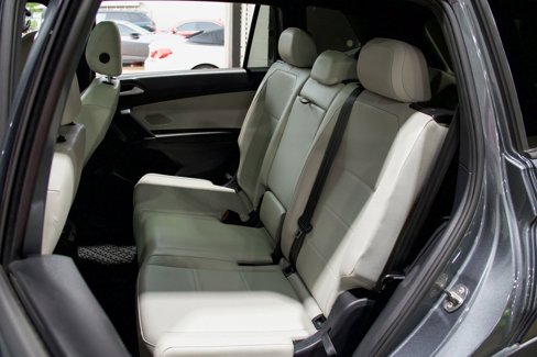 Used 2020 Volkswagen Tiguan SE R-Line image 40