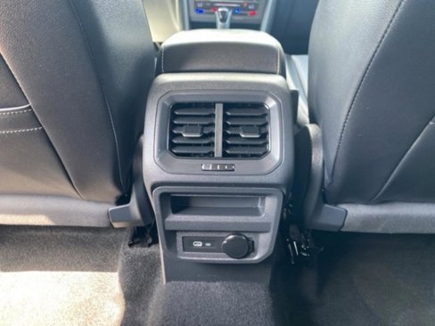 Used 2024 Volkswagen Tiguan SE image 38