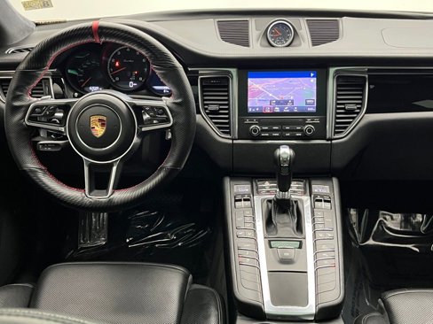 Used 2017 Porsche Macan Turbo image 34