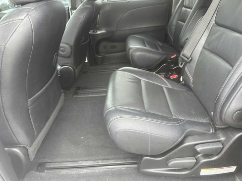 Used 2016 Toyota Sienna SE Premium image 25
