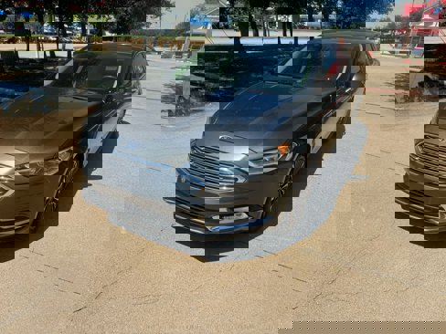 Used 2017 Ford Fusion SE image 1