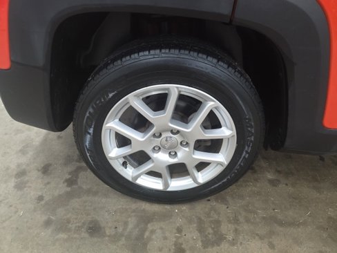 Used 2019 Jeep Renegade Latitude w/ Popular Equipment Group image 8