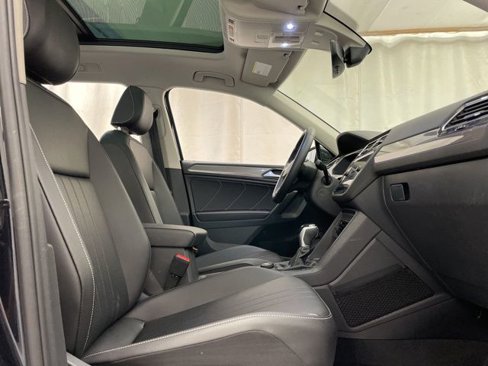 Used 2022 Volkswagen Tiguan SE w/ Panoramic Sunroof Package image 11
