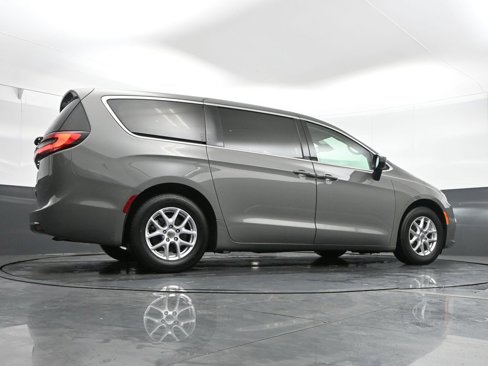Used 2023 Chrysler Pacifica Touring-L image 47