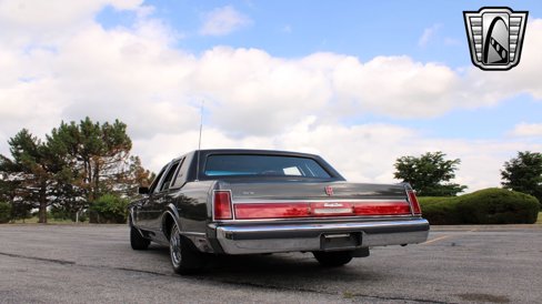 Used 1986 Lincoln Town Car image 4
