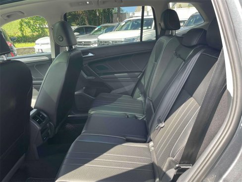 Used 2022 Volkswagen Tiguan SE w/ Panoramic Sunroof Package image 12