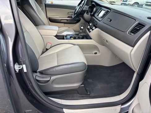 Used 2017 Kia Sedona LX w/ LX Essentials Premium Package image 17