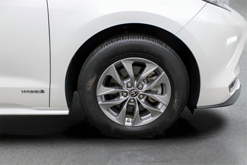 Used 2021 Toyota Sienna XLE image 9